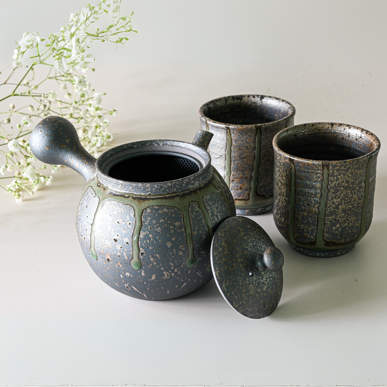 Gado Yakishime Kyusu teapot set – handcrafted Japanese teaware perfect for tea brewing and serving.