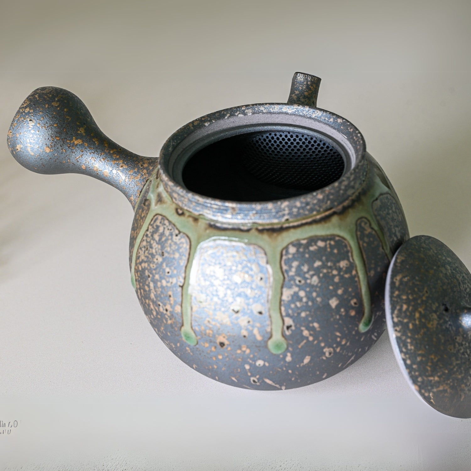 Gado Yakishime Kyusu teapot set – handcrafted Japanese teaware perfect for tea brewing and serving.