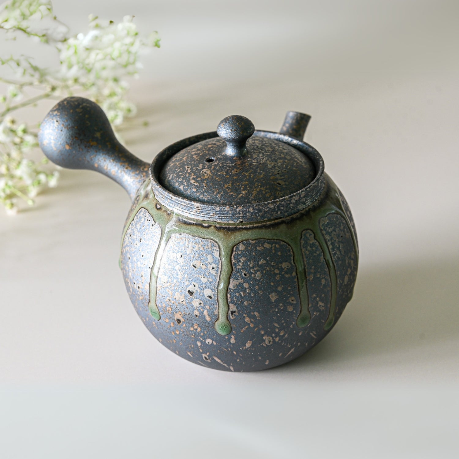 Gado Yakishime Kyusu teapot set – handcrafted Japanese teaware perfect for tea brewing and serving.