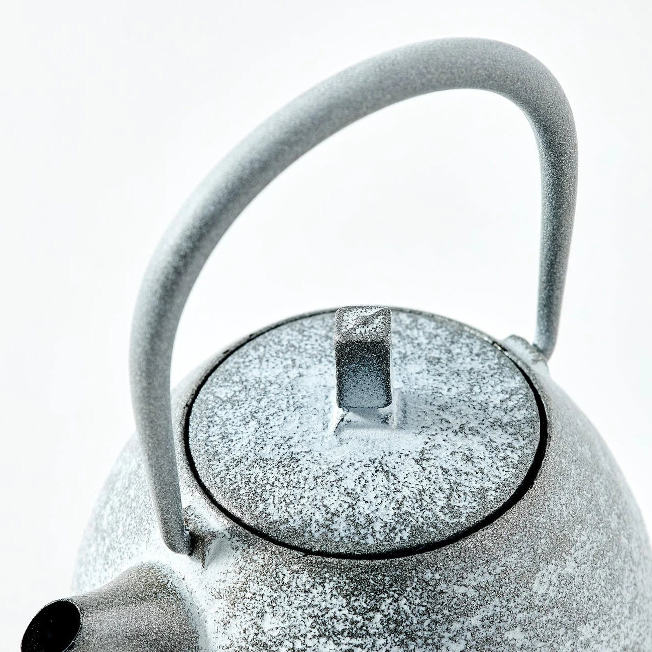 Hyōka Nambu ironware egg teapot – Japanese cast iron teapot with elegant snow theme design.