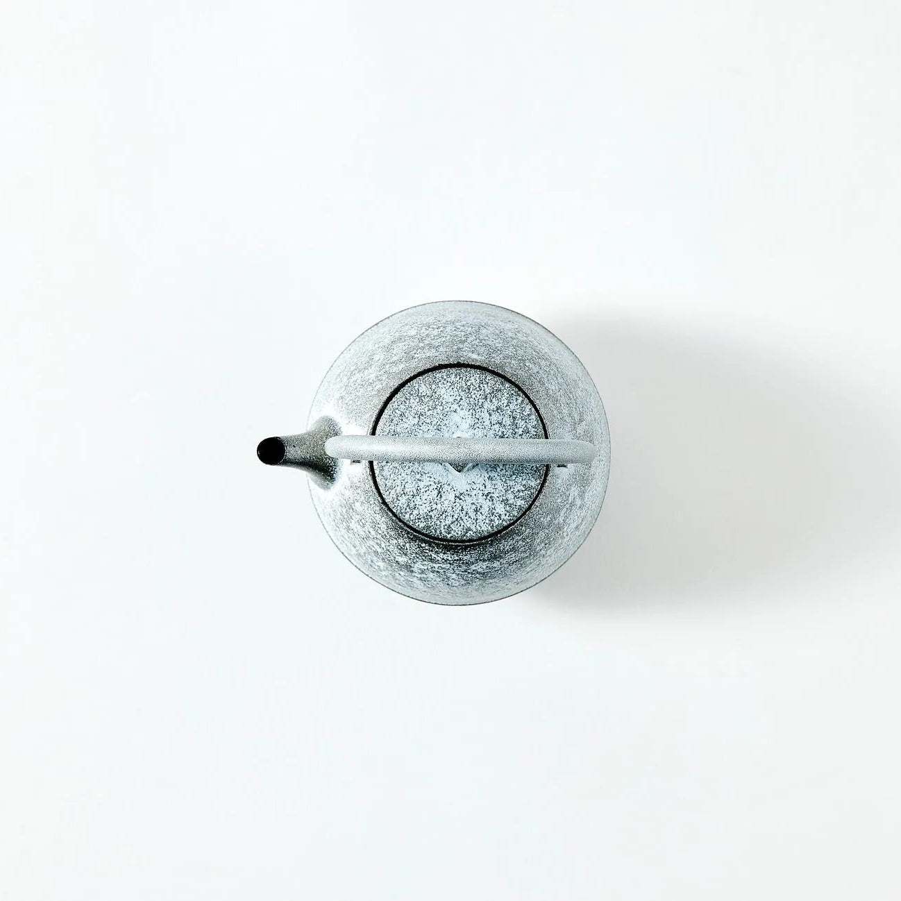 Hyōka Nambu ironware egg teapot – Japanese cast iron teapot with elegant snow theme design.