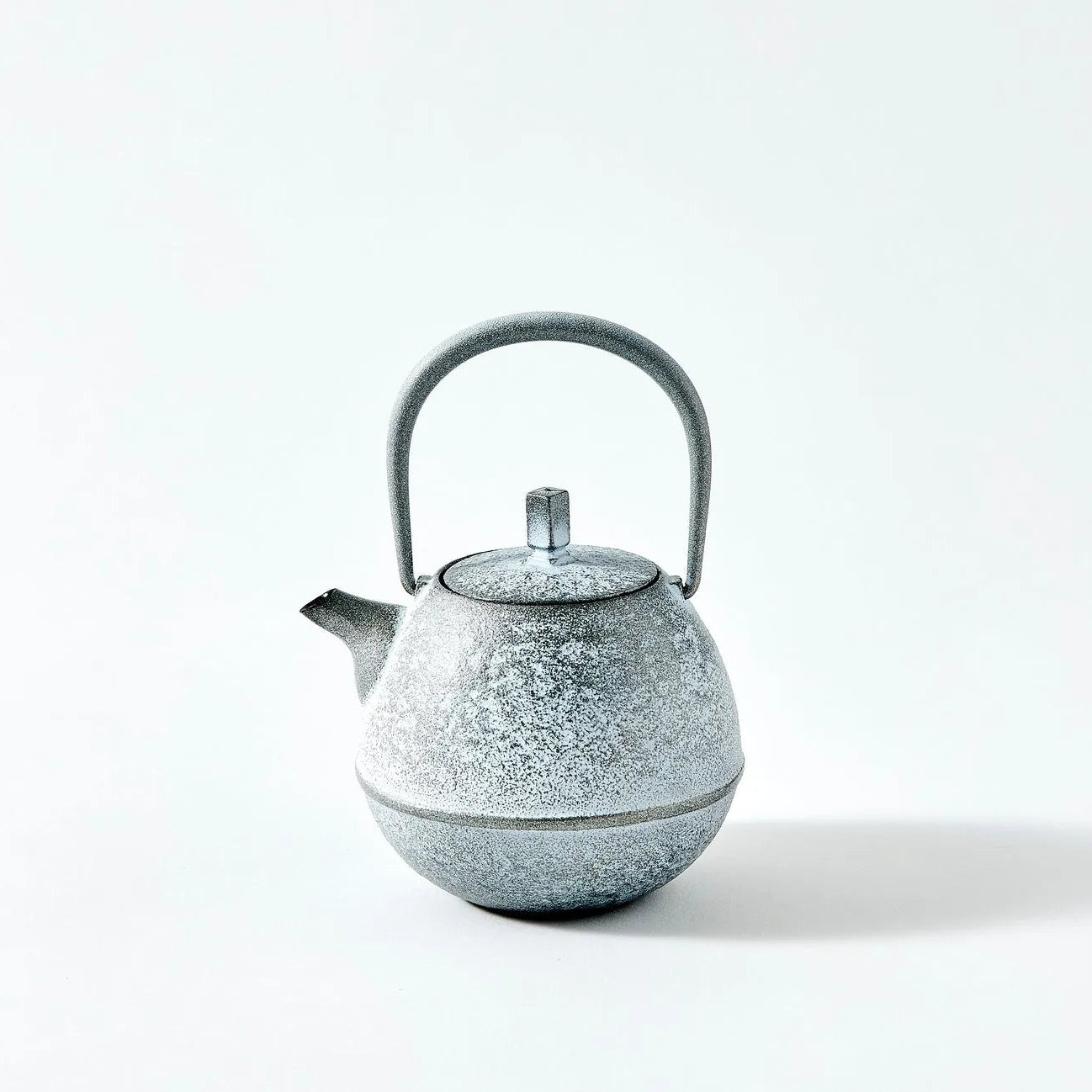 Hyōka Nambu ironware egg teapot – Japanese cast iron teapot with elegant snow theme design.