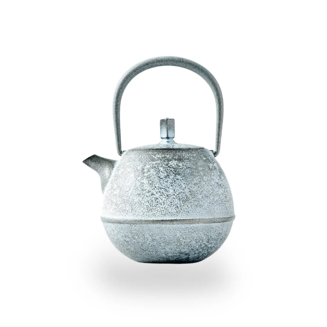Hyōka Nambu ironware egg teapot – Japanese cast iron teapot with elegant snow theme design.