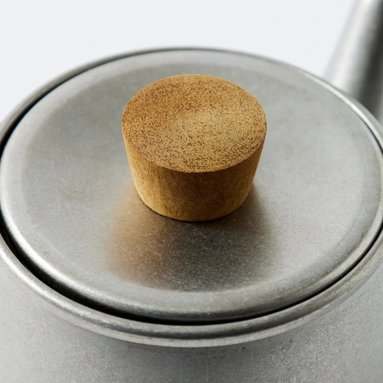 Ishinagare Japanese stone-washed stainless steel teapot, durable and elegant for premium tea brewing.