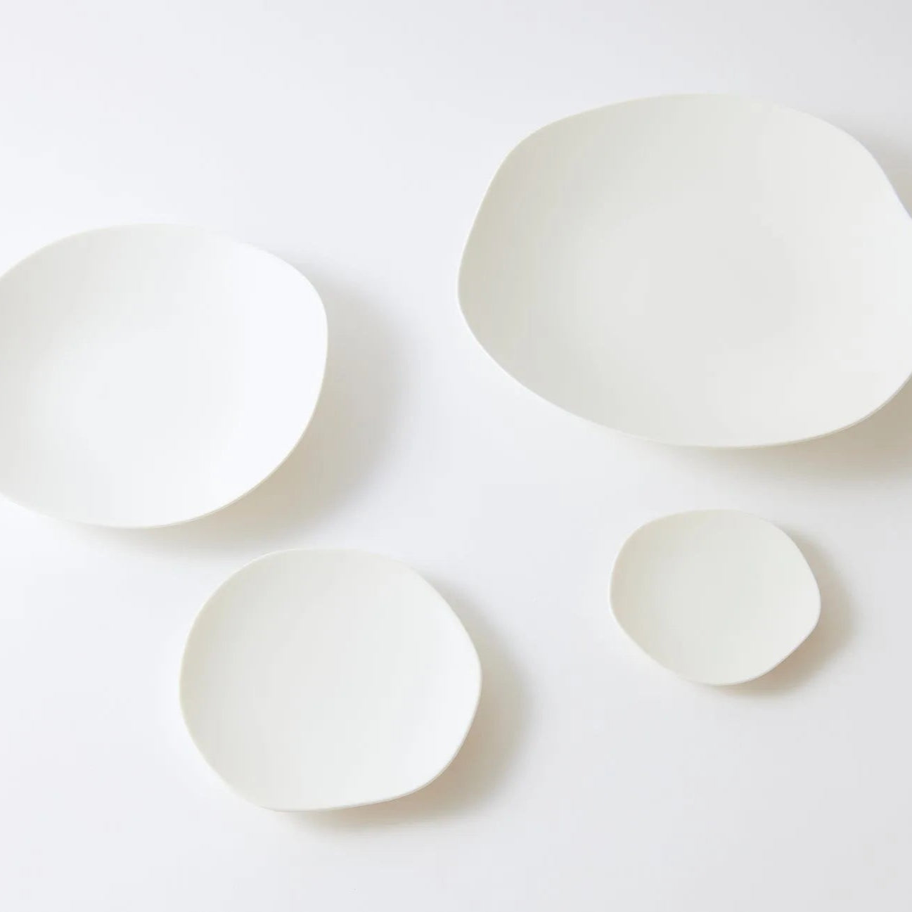 Handmade Japanese porcelain leaf plate – modern feuille design ceramic tableware for elegant dining or decor.