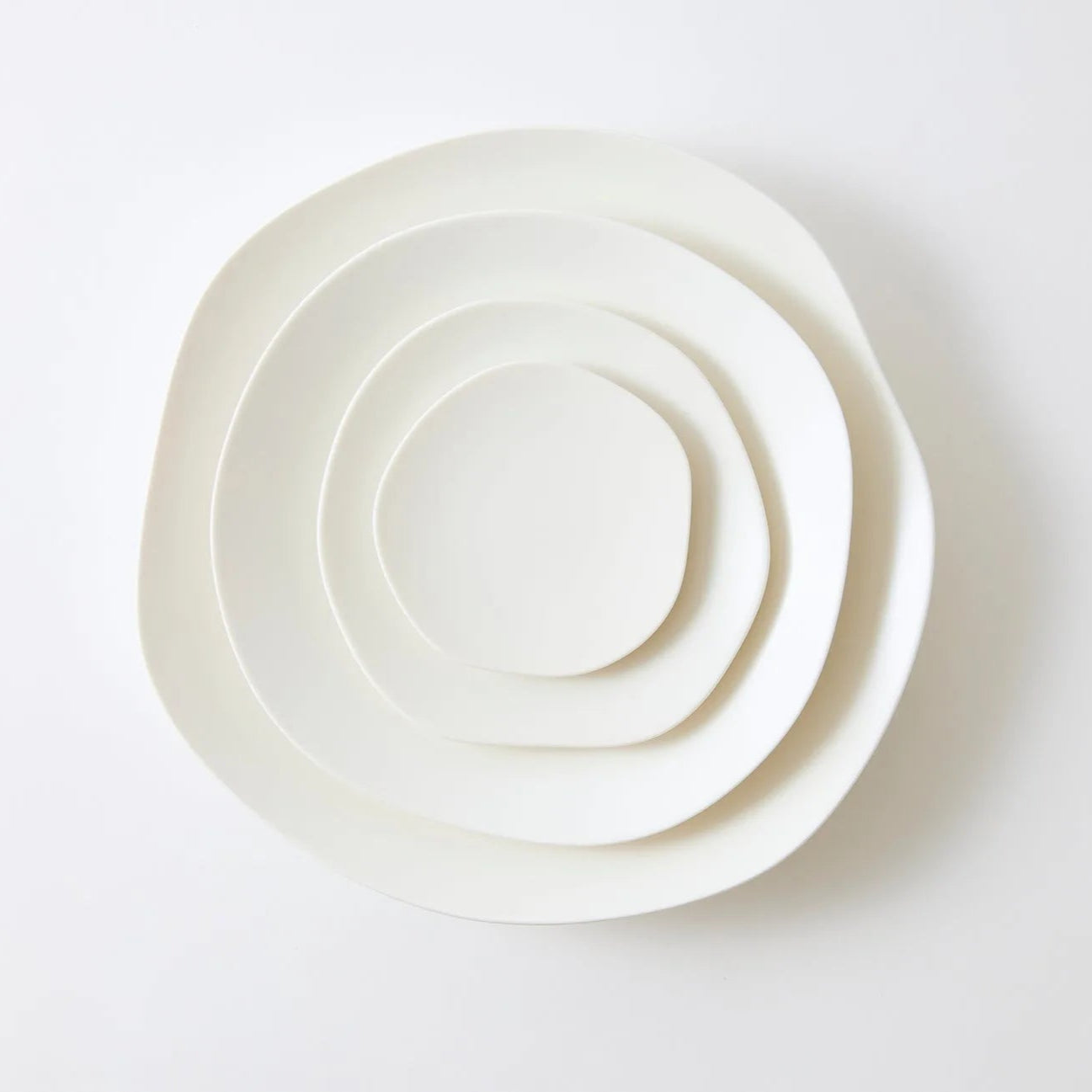 Handmade Japanese porcelain leaf plate – modern feuille design ceramic tableware for elegant dining or decor.