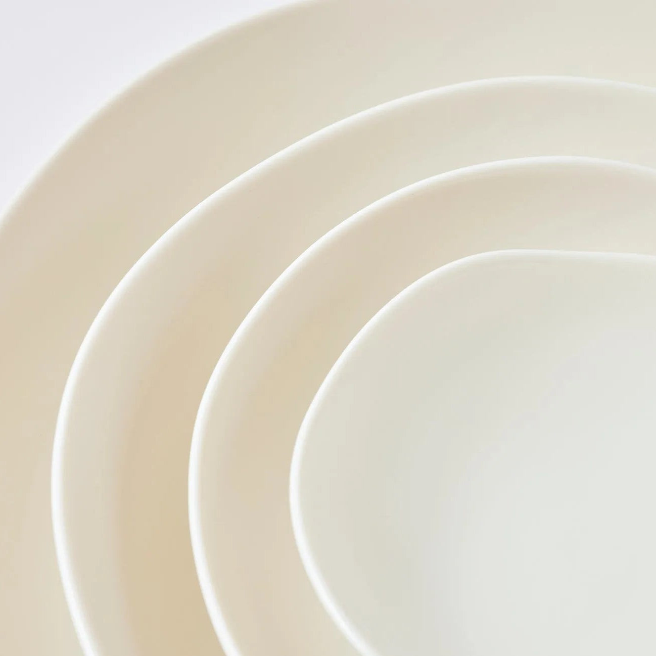 Handmade Japanese porcelain leaf plate – modern feuille design ceramic tableware for elegant dining or decor.