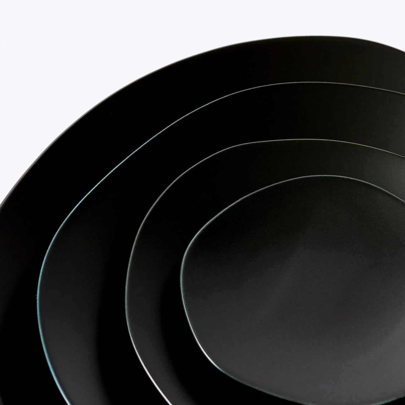 Handmade Japanese porcelain leaf plate – modern feuille design ceramic tableware for elegant dining or decor.