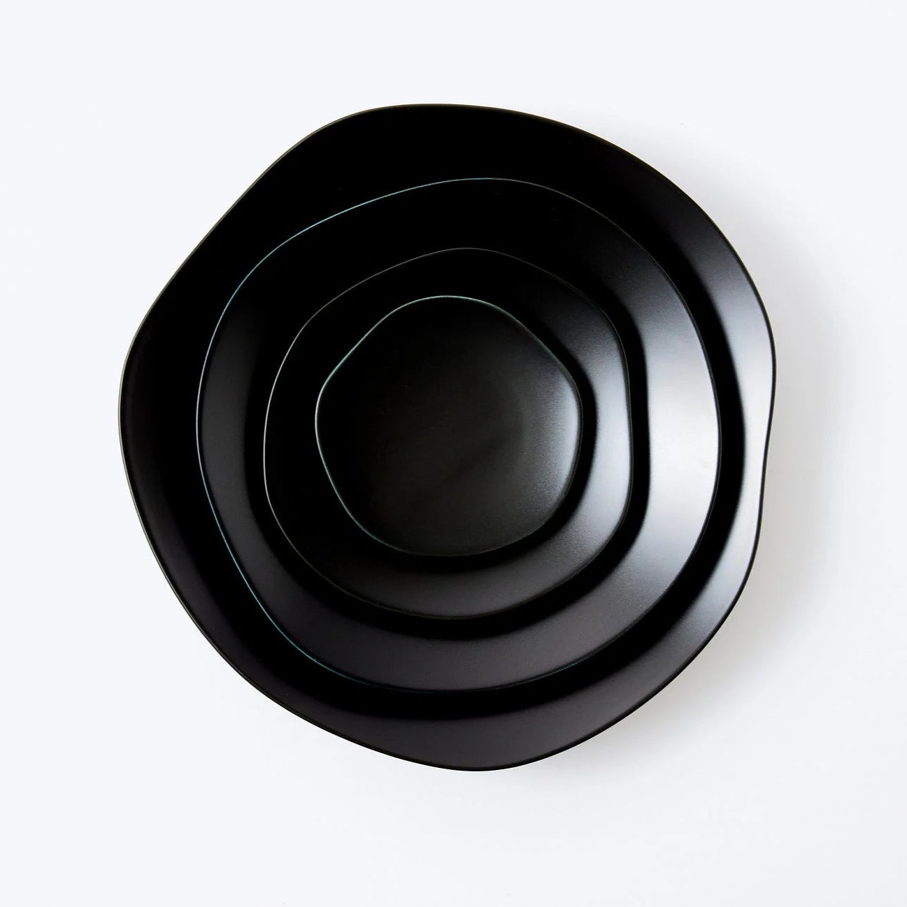 Handmade Japanese porcelain leaf plate – modern feuille design ceramic tableware for elegant dining or decor.
