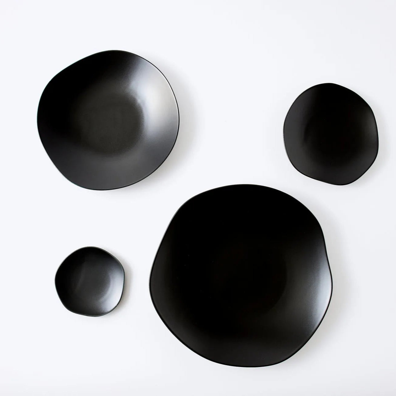 Handmade Japanese porcelain leaf plate – modern feuille design ceramic tableware for elegant dining or decor.