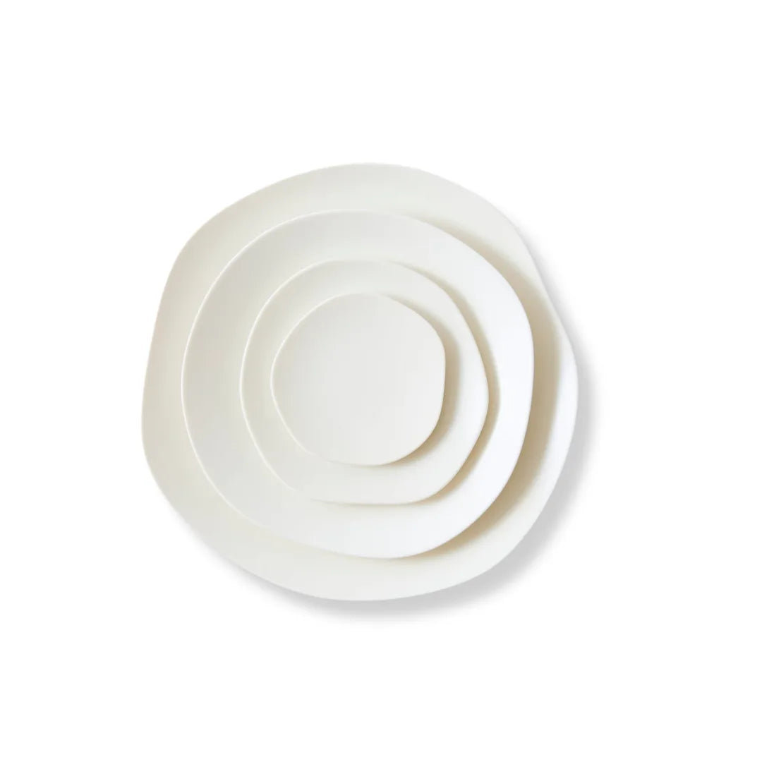Handmade Japanese porcelain leaf plate – modern feuille design ceramic tableware for elegant dining or decor.