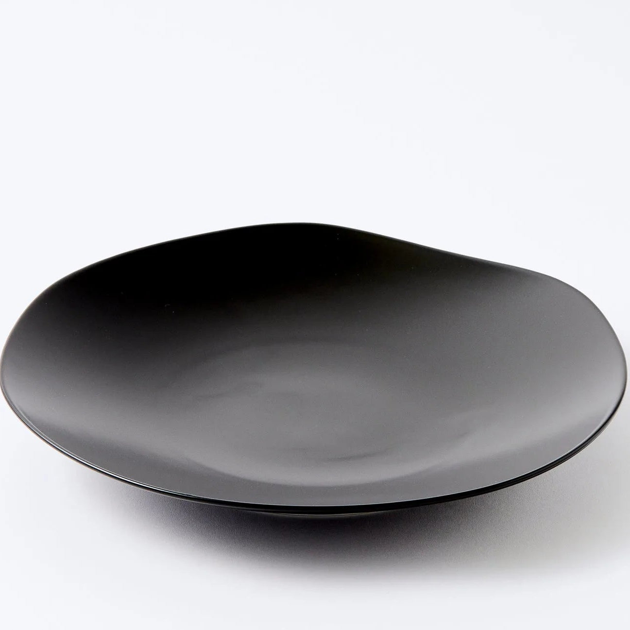 Handmade Japanese porcelain leaf plate – modern feuille design ceramic tableware for elegant dining or decor.