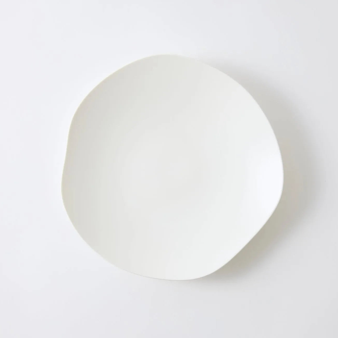 Handmade Japanese porcelain leaf plate – modern feuille design ceramic tableware for elegant dining or decor.