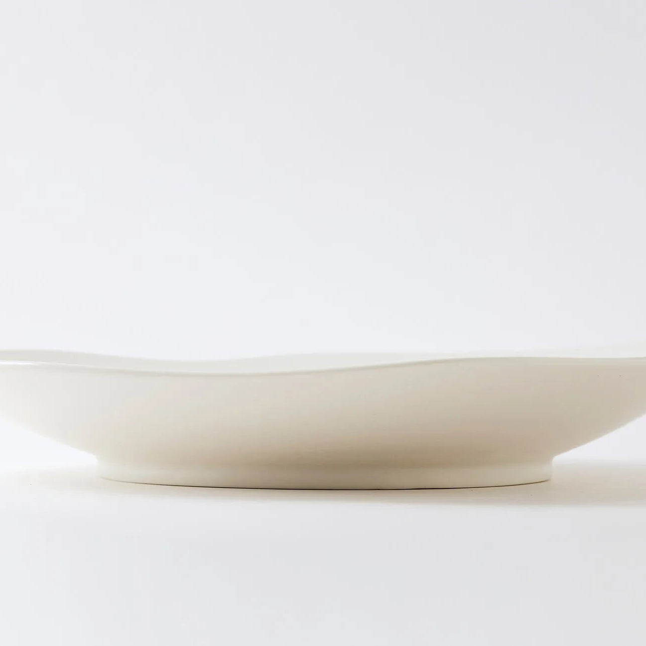 Handmade Japanese porcelain leaf plate – modern feuille design ceramic tableware for elegant dining or decor.