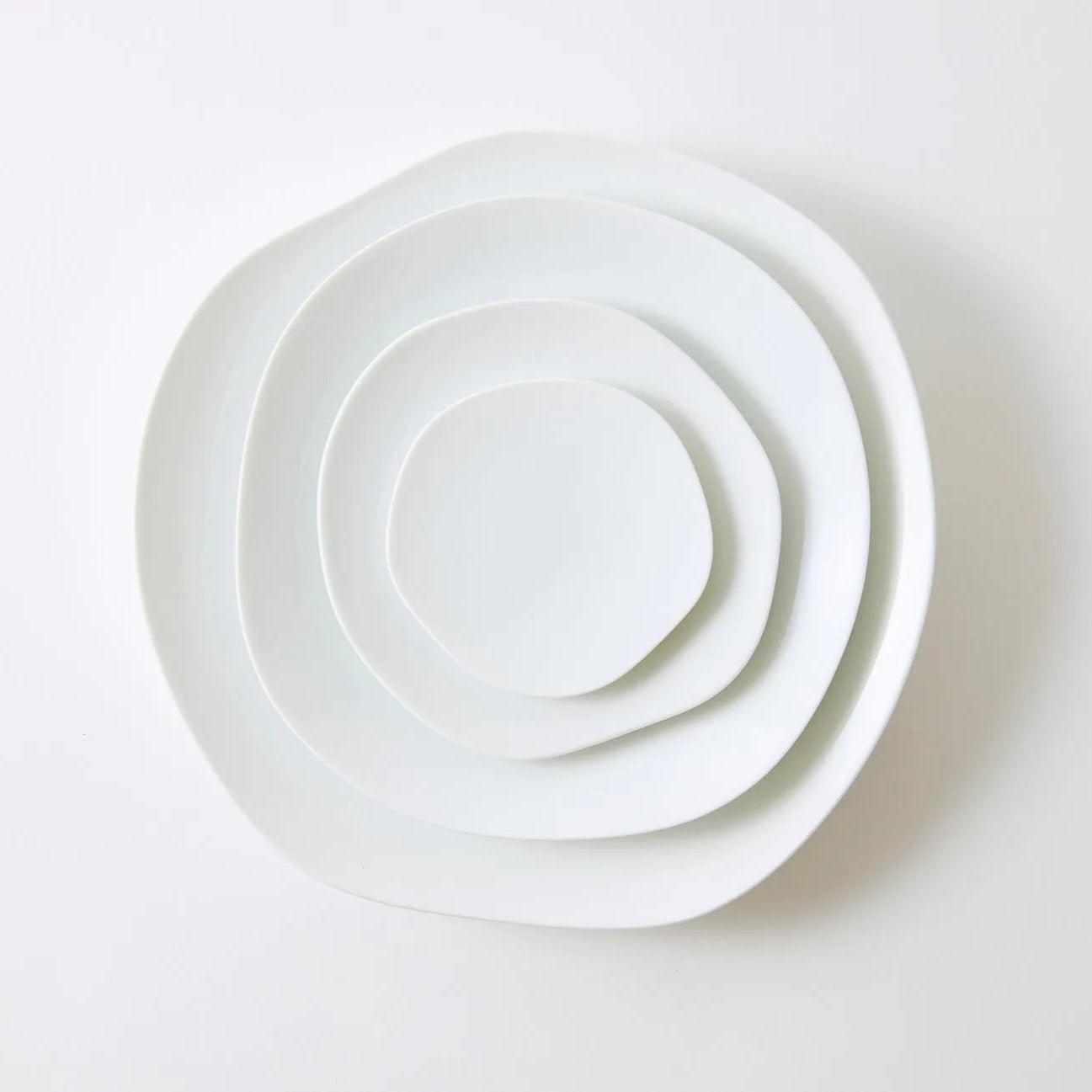 Handmade Japanese porcelain leaf plate – modern feuille design ceramic tableware for elegant dining or decor.