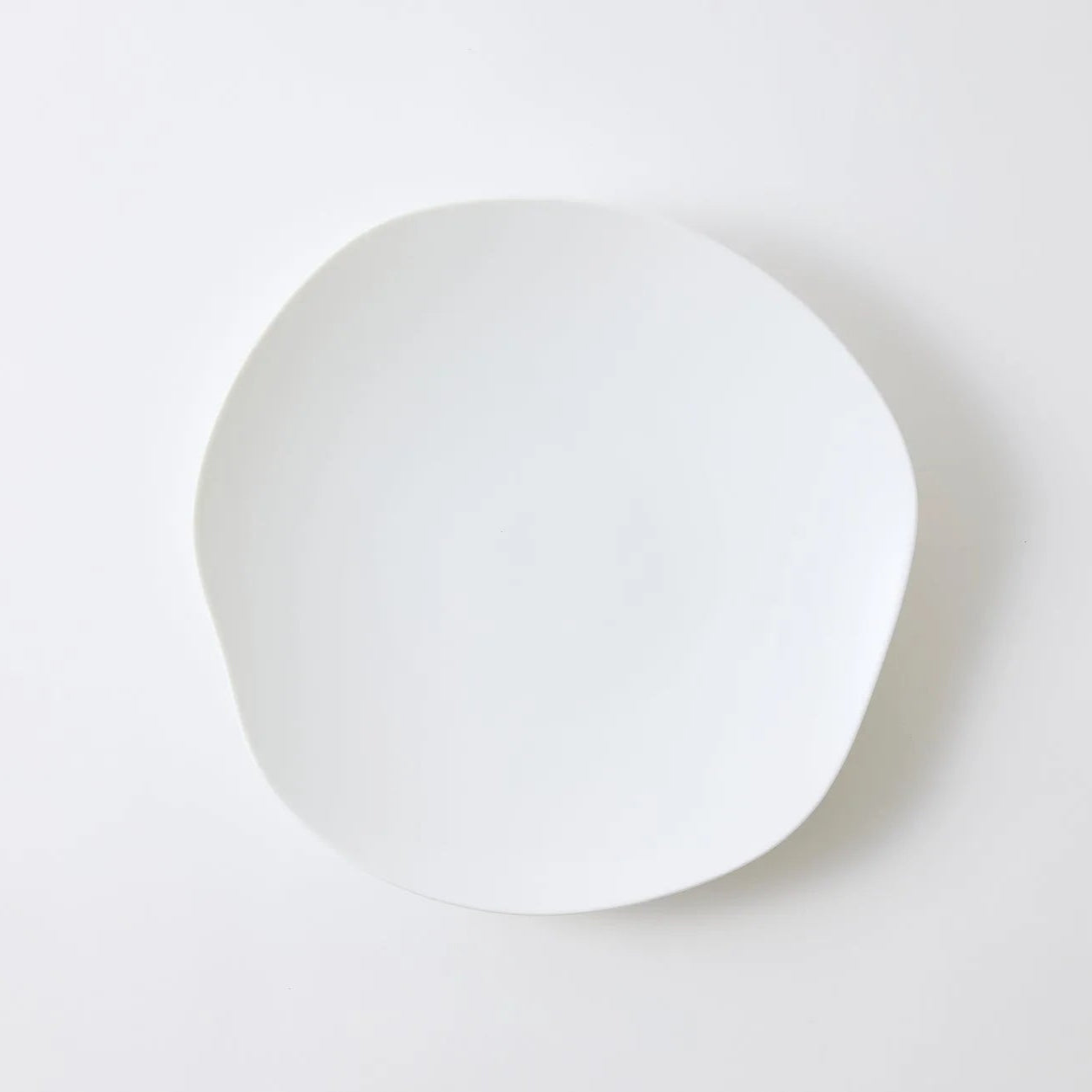 Handmade Japanese porcelain leaf plate – modern feuille design ceramic tableware for elegant dining or decor.