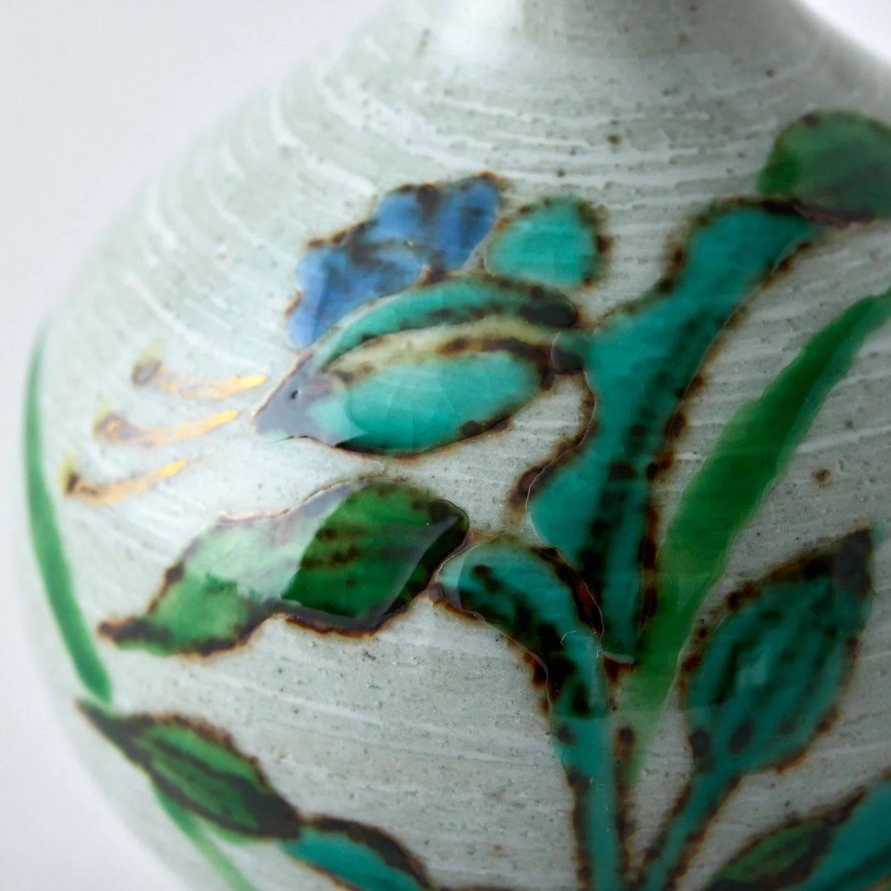 Japanese Tesai Kabin flower vase with Tsuyukusa motif, handmade Karatsu and Amakusa ceramic.