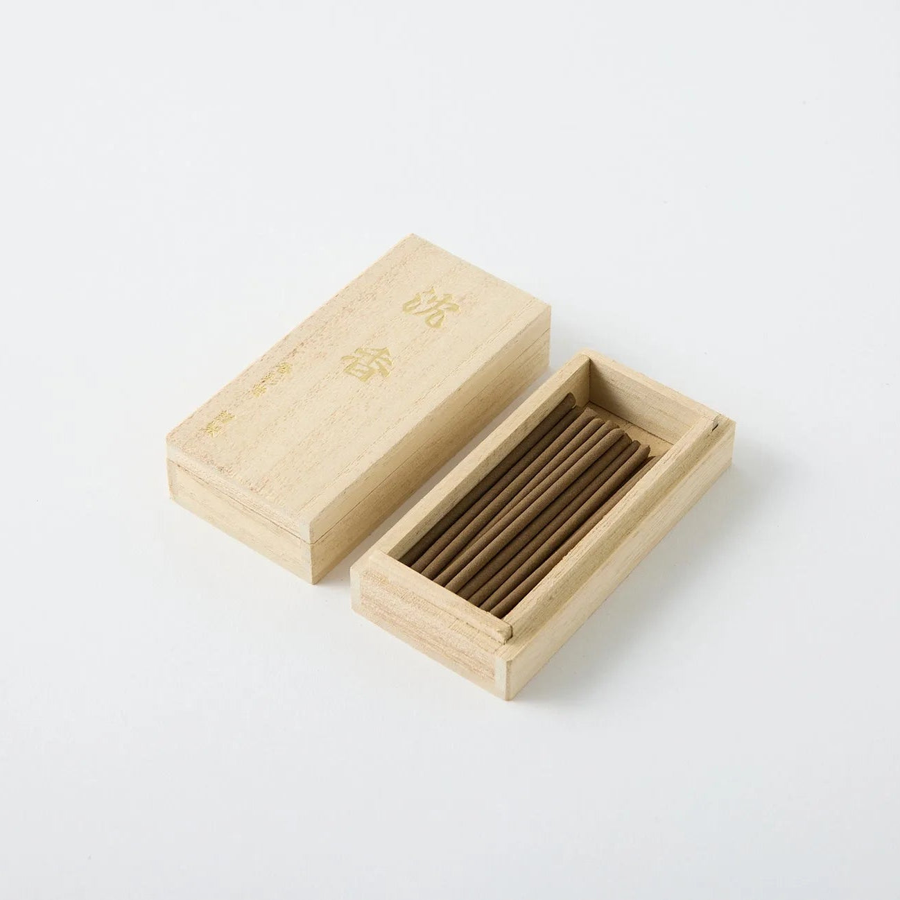 Jinkō Japanese agarwood incense sticks with rich aroma for relaxation and meditation.