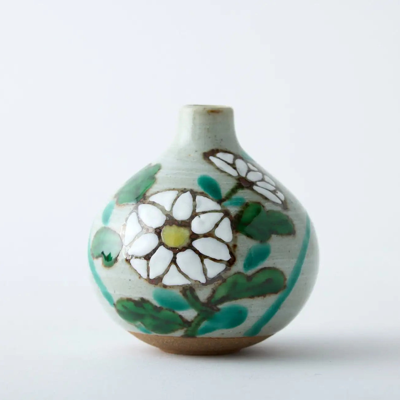 Kiku Tesai Kabin Japanese flower vase – handcrafted ceramic decor for ikebana and traditional Japanese interiors.