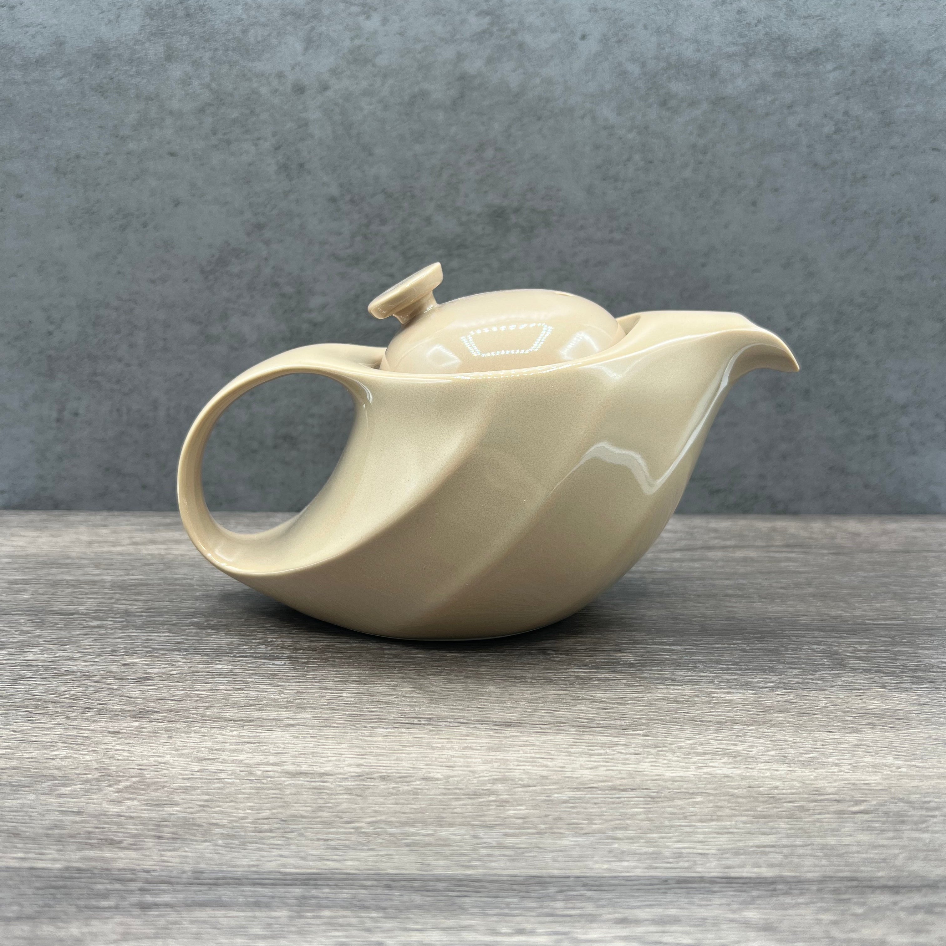 Rakuchin Beige Mino-yaki porcelain Kyusu teapot – traditional Japanese teaware handcrafted for elegant tea brewing.