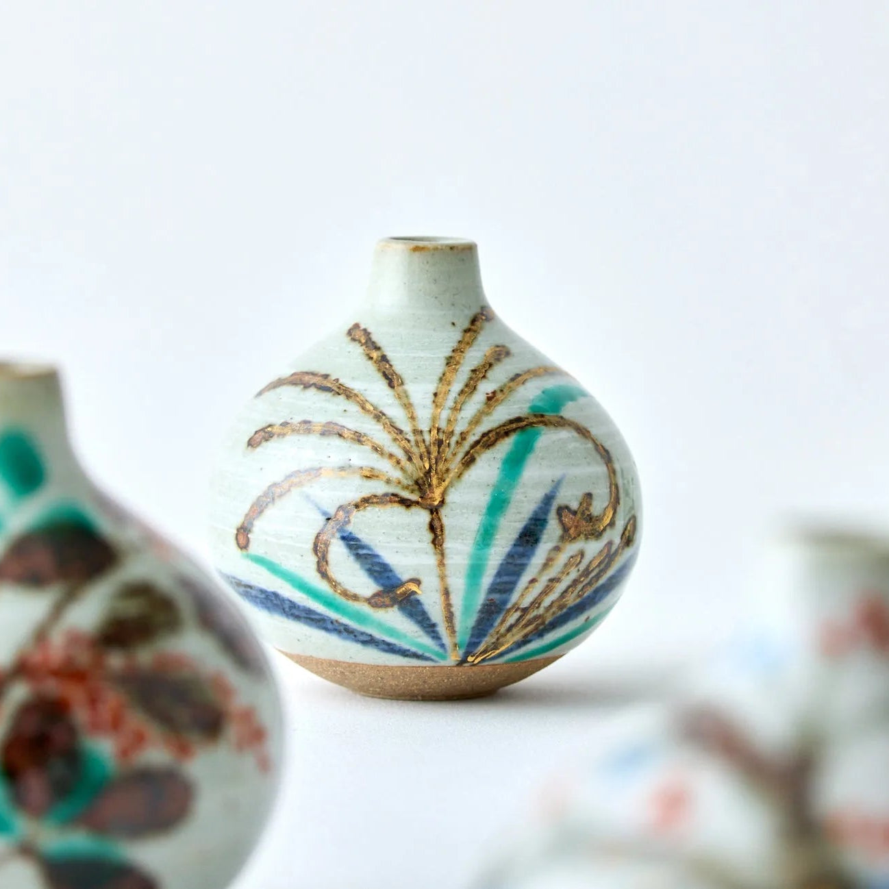 Susuki Tesai Kabin Japanese flower vase, handcrafted ceramic for traditional ikebana and home décor display.