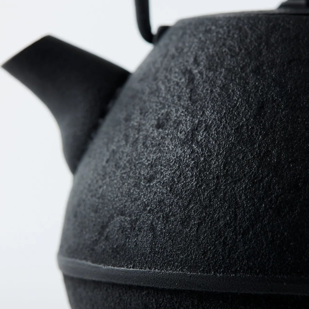 Tamayu Nambu ironware egg teapot – handcrafted Japanese cast iron kyusu for elegant tea brewing.