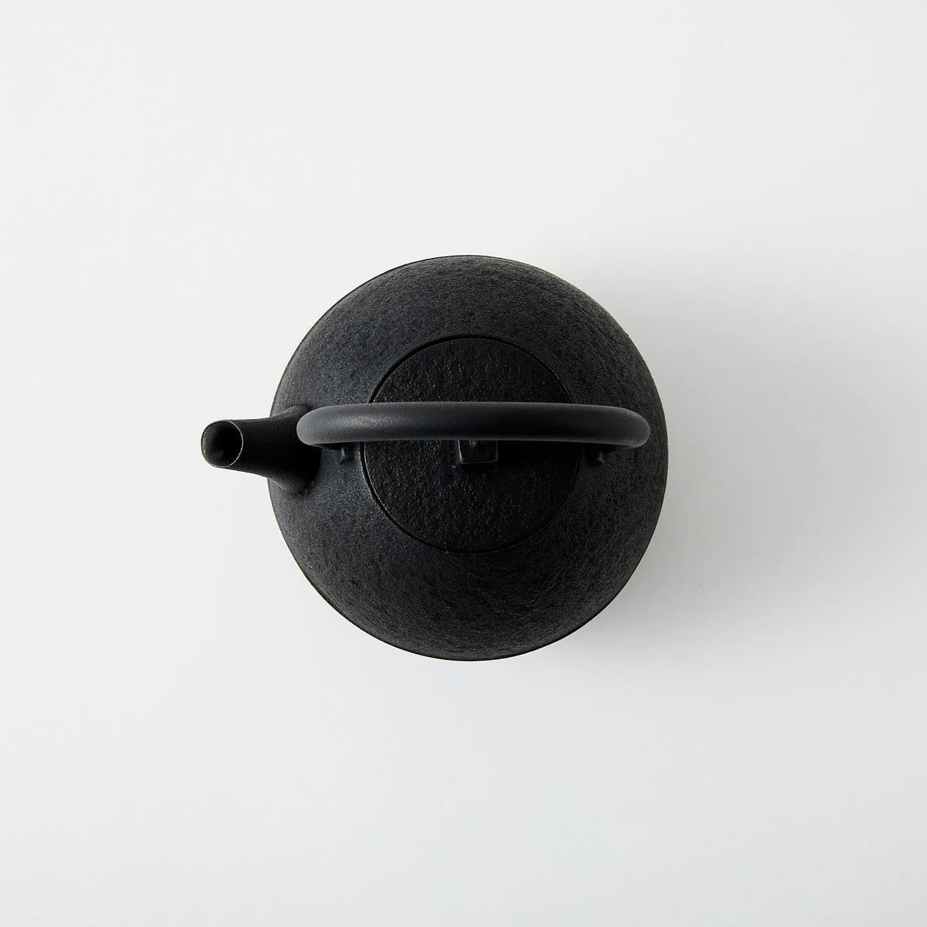 Tamayu Nambu ironware egg teapot – handcrafted Japanese cast iron kyusu for elegant tea brewing.