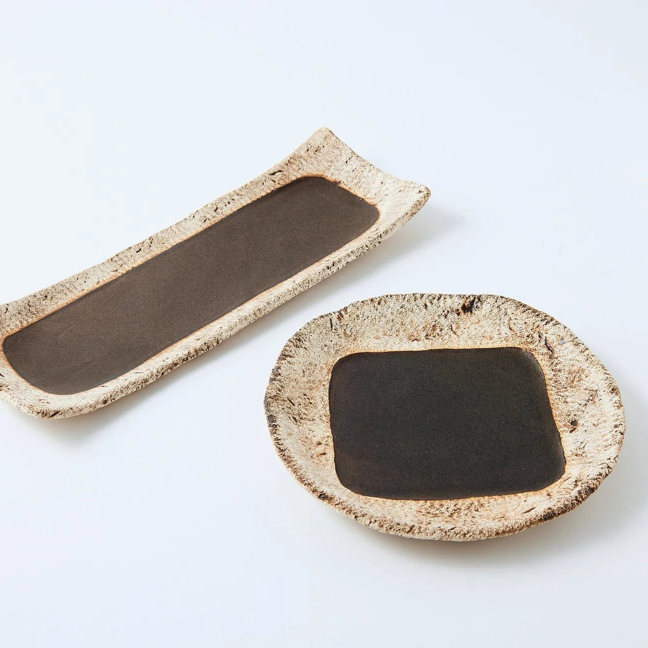 Tōjishiki 21cm Japanese semi-porcelain & clay plate, handcrafted elegant tableware for dining or gifts.