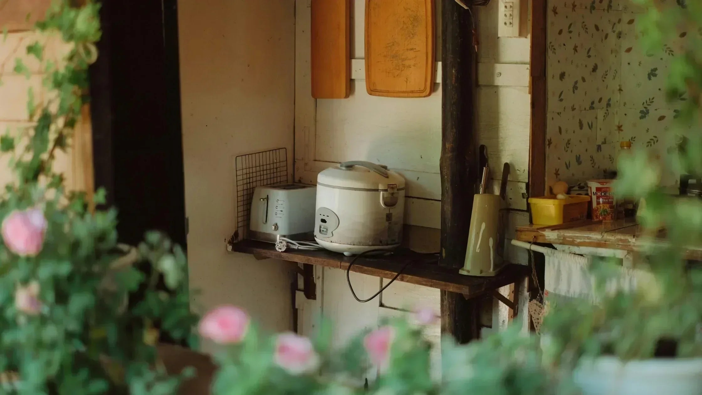 Eco-friendly Japanese household goods neatly arranged, showcasing sustainable home products and minimalist zero-waste living.