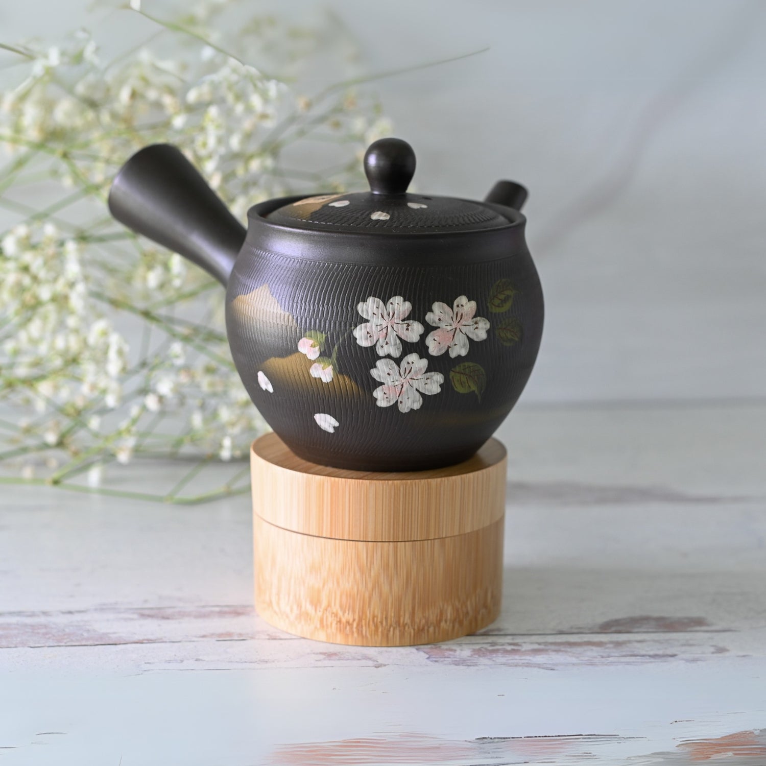 Bokka Flower Tokoname-Yaki Kyusu teapot – black Japanese teapot with floral design for brewing authentic tea.