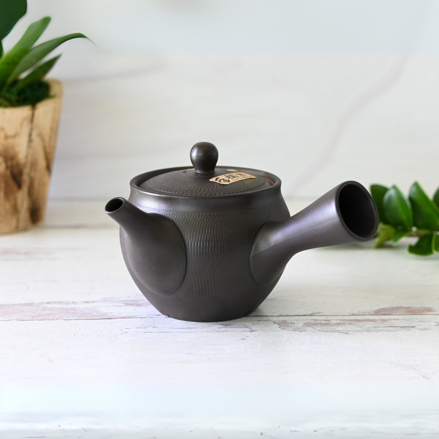 Bokka Flower Tokoname-Yaki Kyusu teapot – black Japanese teapot with floral design for brewing authentic tea.