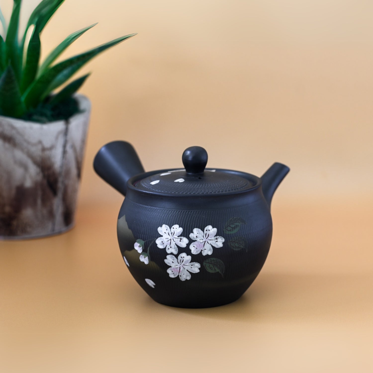Bokka Flower Tokoname-Yaki Kyusu teapot – black Japanese teapot with floral design for brewing authentic tea.
