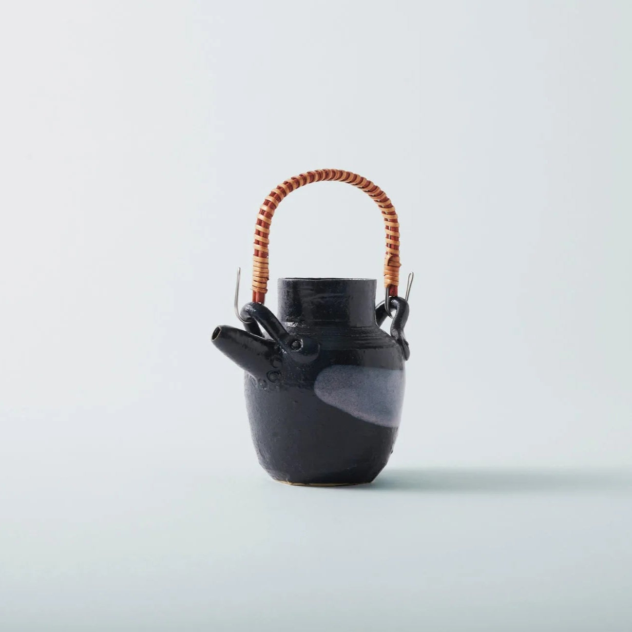 Eiki Kisha Teapot Set – Japanese secret meeting tea set for intimate gatherings and elegant tea ceremonies.