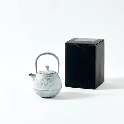 Hyōka Nambu ironware egg teapot – Japanese cast iron teapot with elegant snow theme design.