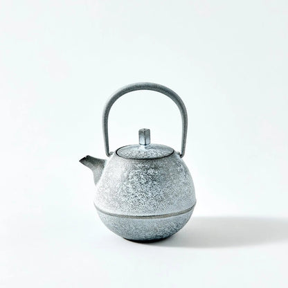 Hyōka Nambu ironware egg teapot – Japanese cast iron teapot with elegant snow theme design.
