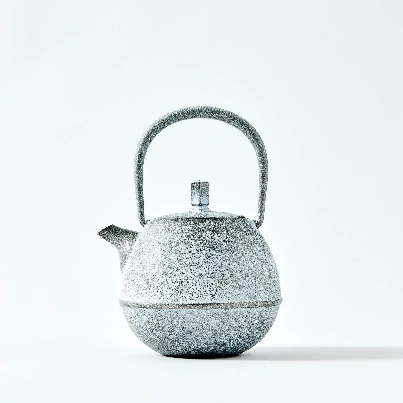 Hyōka Nambu ironware egg teapot – Japanese cast iron teapot with elegant snow theme design.