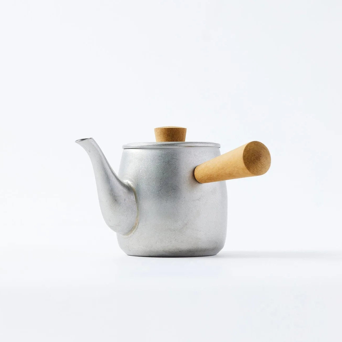 Ishinagare Japanese stone-washed stainless steel teapot, durable and elegant for premium tea brewing.