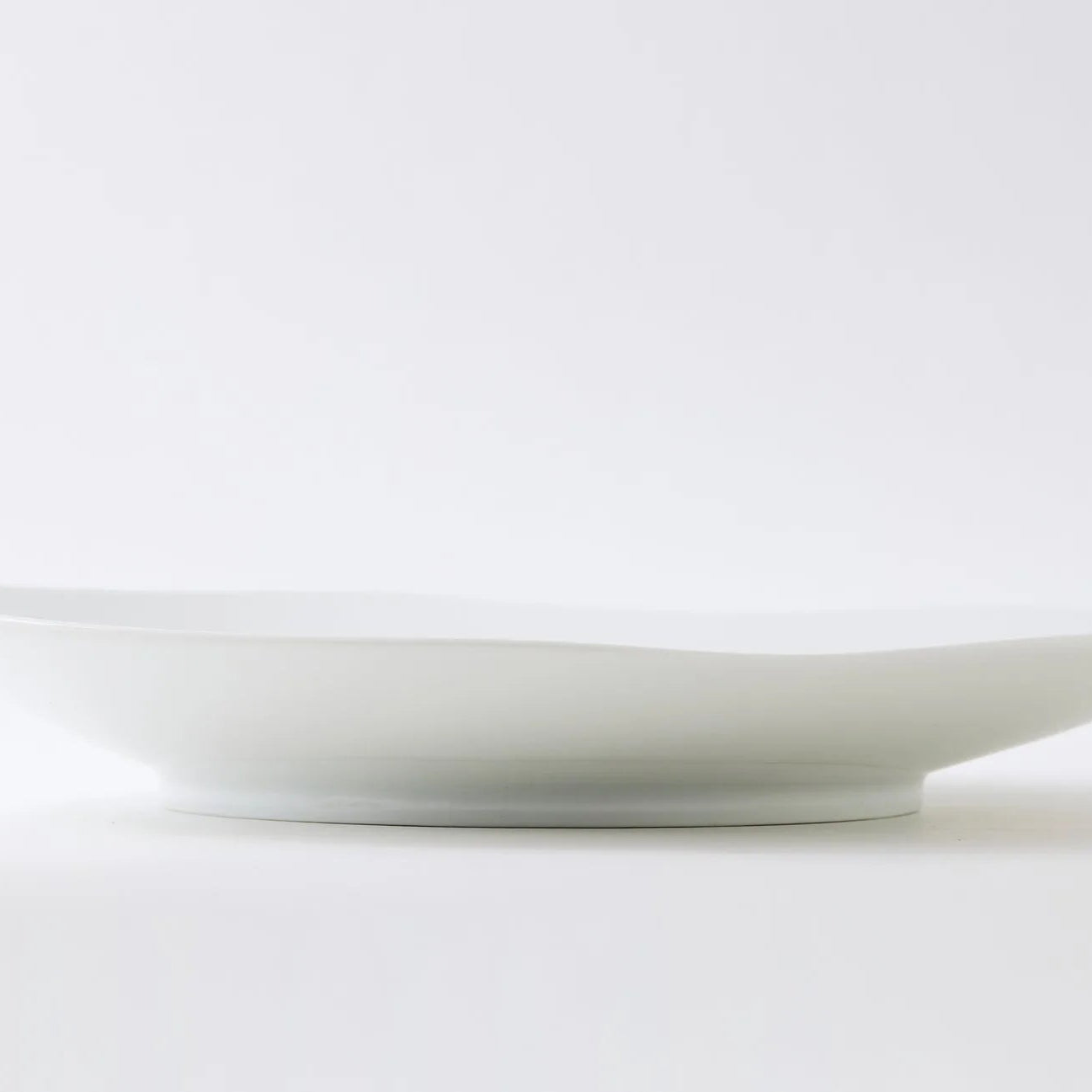 Handmade Japanese porcelain leaf plate – modern feuille design ceramic tableware for elegant dining or decor.