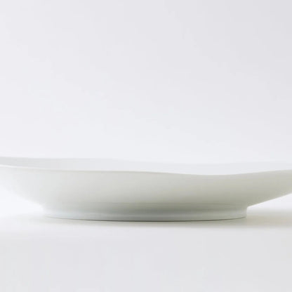 Handmade Japanese porcelain leaf plate – modern feuille design ceramic tableware for elegant dining or decor.