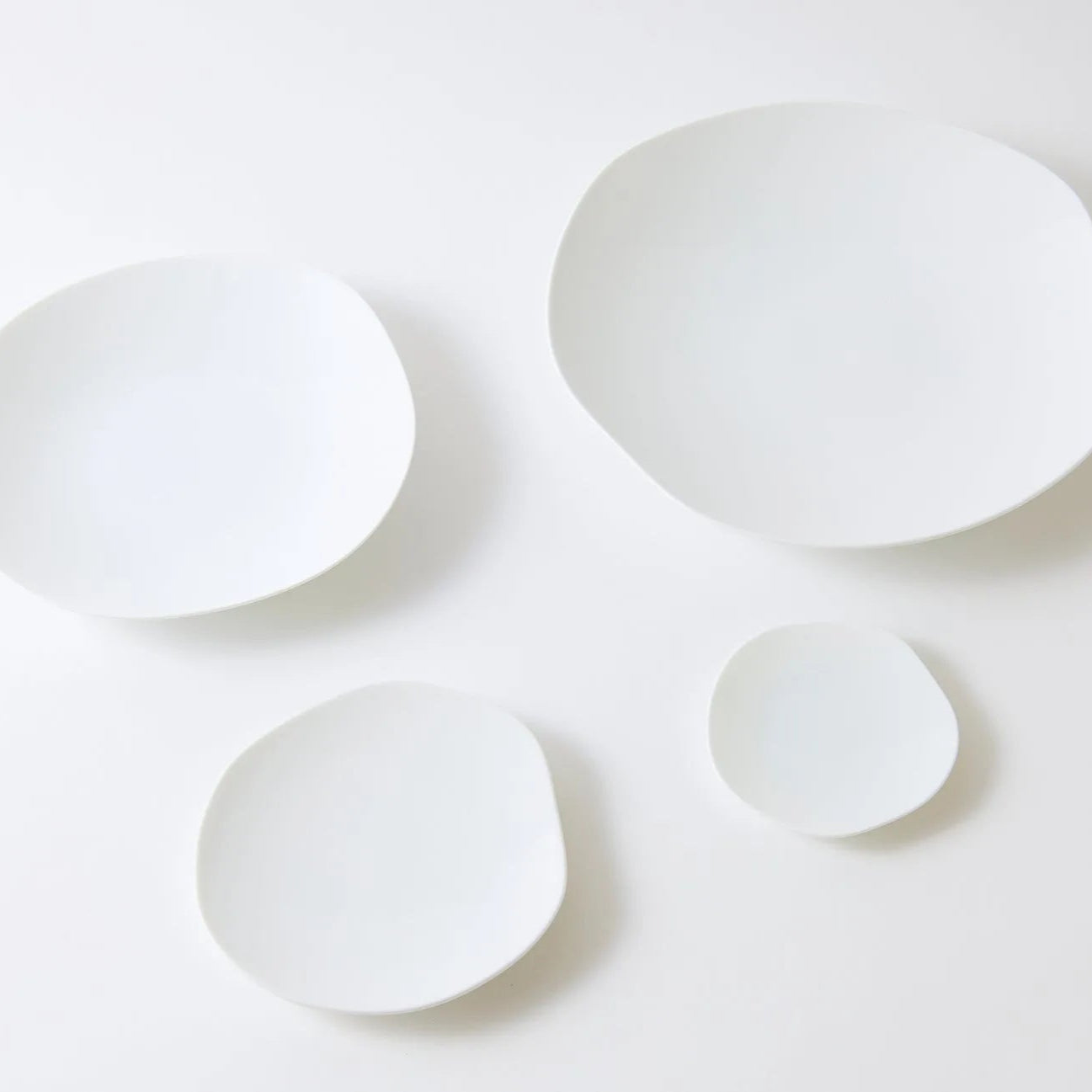 Handmade Japanese porcelain leaf plate – modern feuille design ceramic tableware for elegant dining or decor.