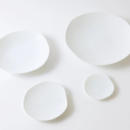 Handmade Japanese porcelain leaf plate – modern feuille design ceramic tableware for elegant dining or decor.