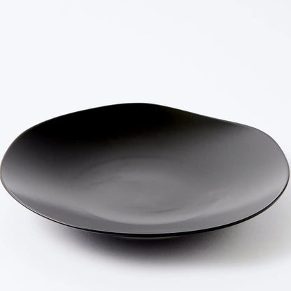 Handmade Japanese porcelain leaf plate – modern feuille design ceramic tableware for elegant dining or decor.