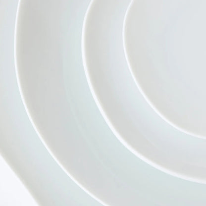 Handmade Japanese porcelain leaf plate – modern feuille design ceramic tableware for elegant dining or decor.