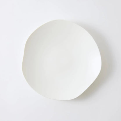 Handmade Japanese porcelain leaf plate – modern feuille design ceramic tableware for elegant dining or decor.