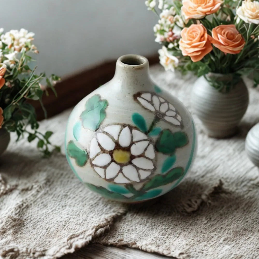 Kiku Tesai Kabin Japanese flower vase – handcrafted ceramic decor for ikebana and traditional Japanese interiors.