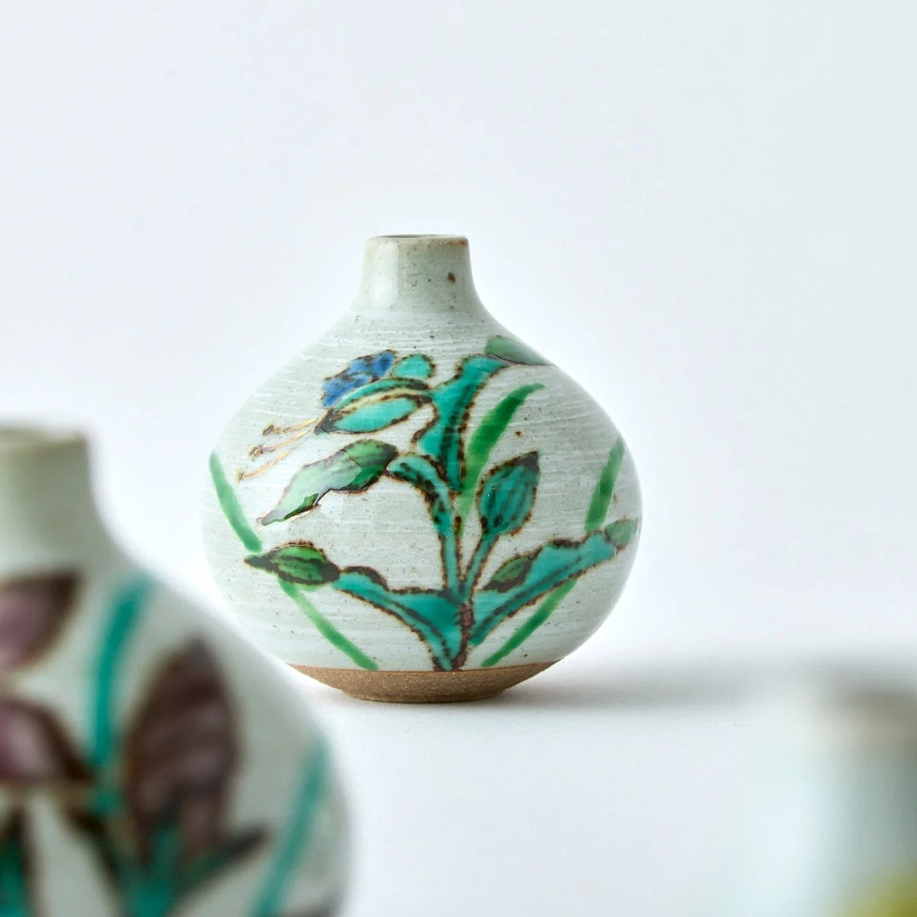 Japanese Tesai Kabin flower vase with Tsuyukusa motif, handmade Karatsu and Amakusa ceramic.