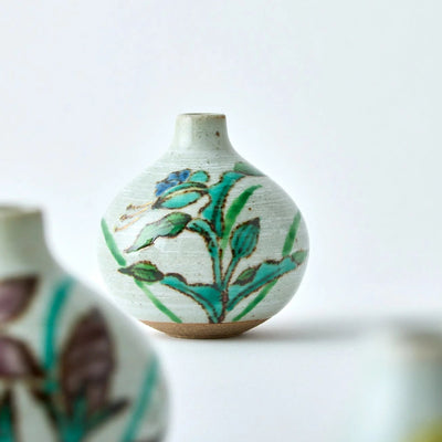 Japanese Tesai Kabin flower vase with Tsuyukusa motif, handmade Karatsu and Amakusa ceramic.