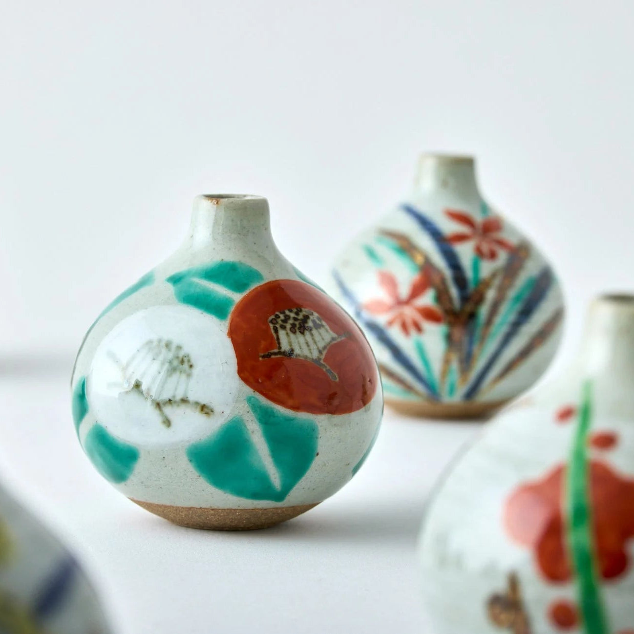 Handcrafted Japanese ceramic flower vase, wabi-sabi ikebana kabin with susuki motif for minimalist home decor.