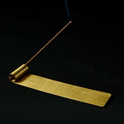 Jinkō Japanese agarwood incense sticks with rich aroma for relaxation and meditation.
