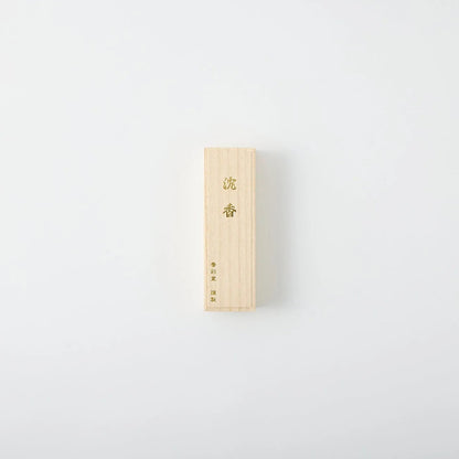 Jinkō Japanese agarwood incense sticks with rich aroma for relaxation and meditation.